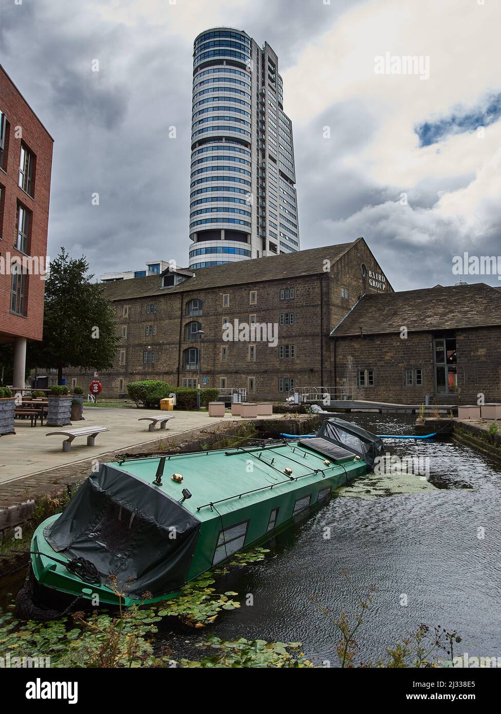 Un bateau étroit chaviré dans le centre-ville de Leeds sur le canal de Leeds et Liverpool, dans le West Yorkshire Banque D'Images