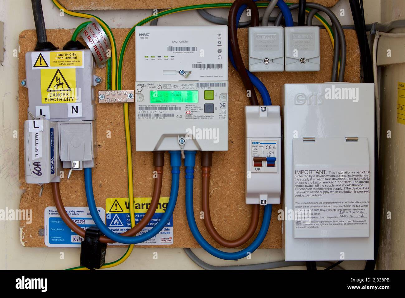 Compteur électrique numérique grand public indiquant la quantité  d'électricité/d'énergie consommée Photo Stock - Alamy