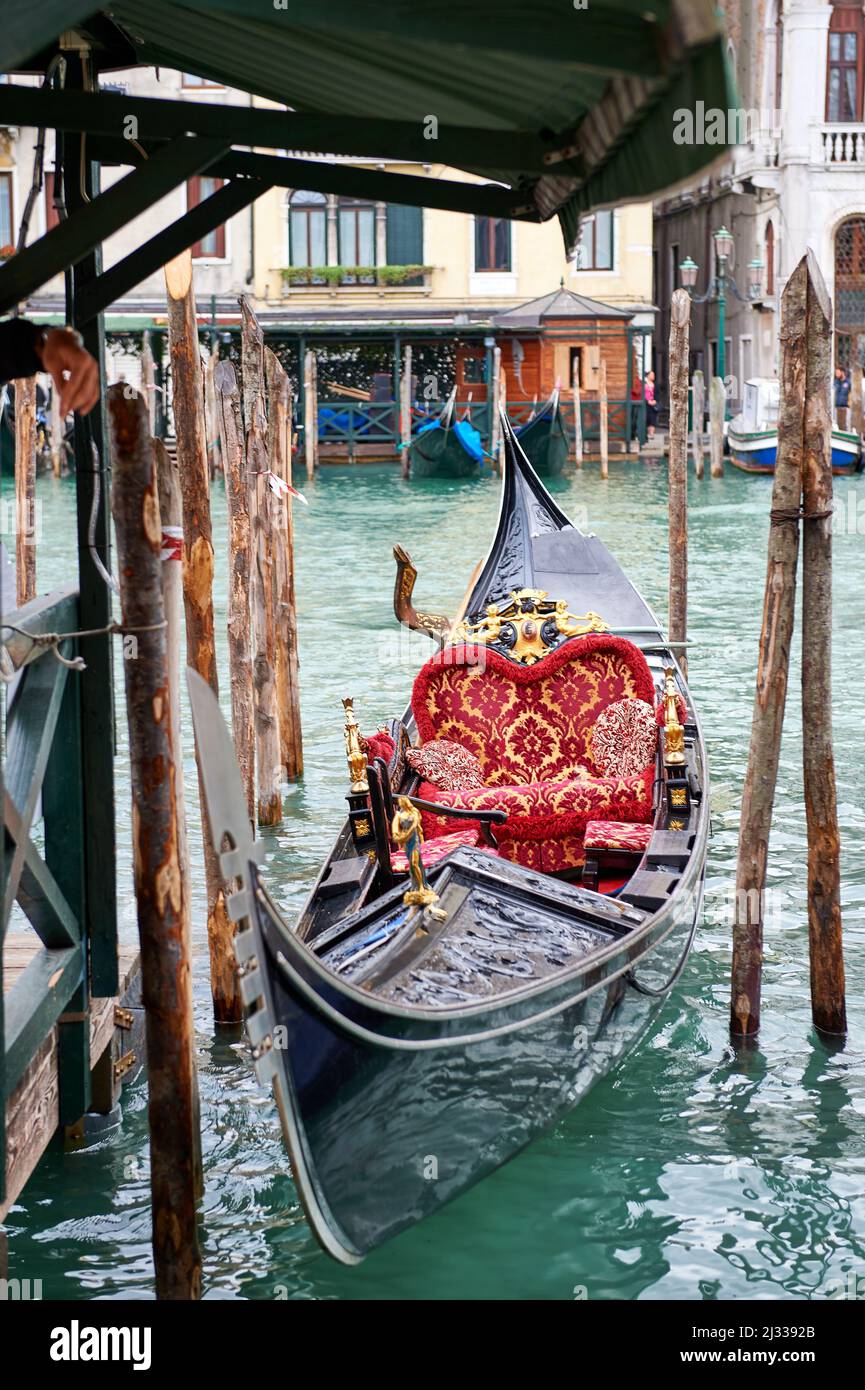 Une gondole du Gondola Traghetto di Riva del vin (Sestiere di San Polo) attend les invités (de mariage), Venise, Italie, Europe Banque D'Images