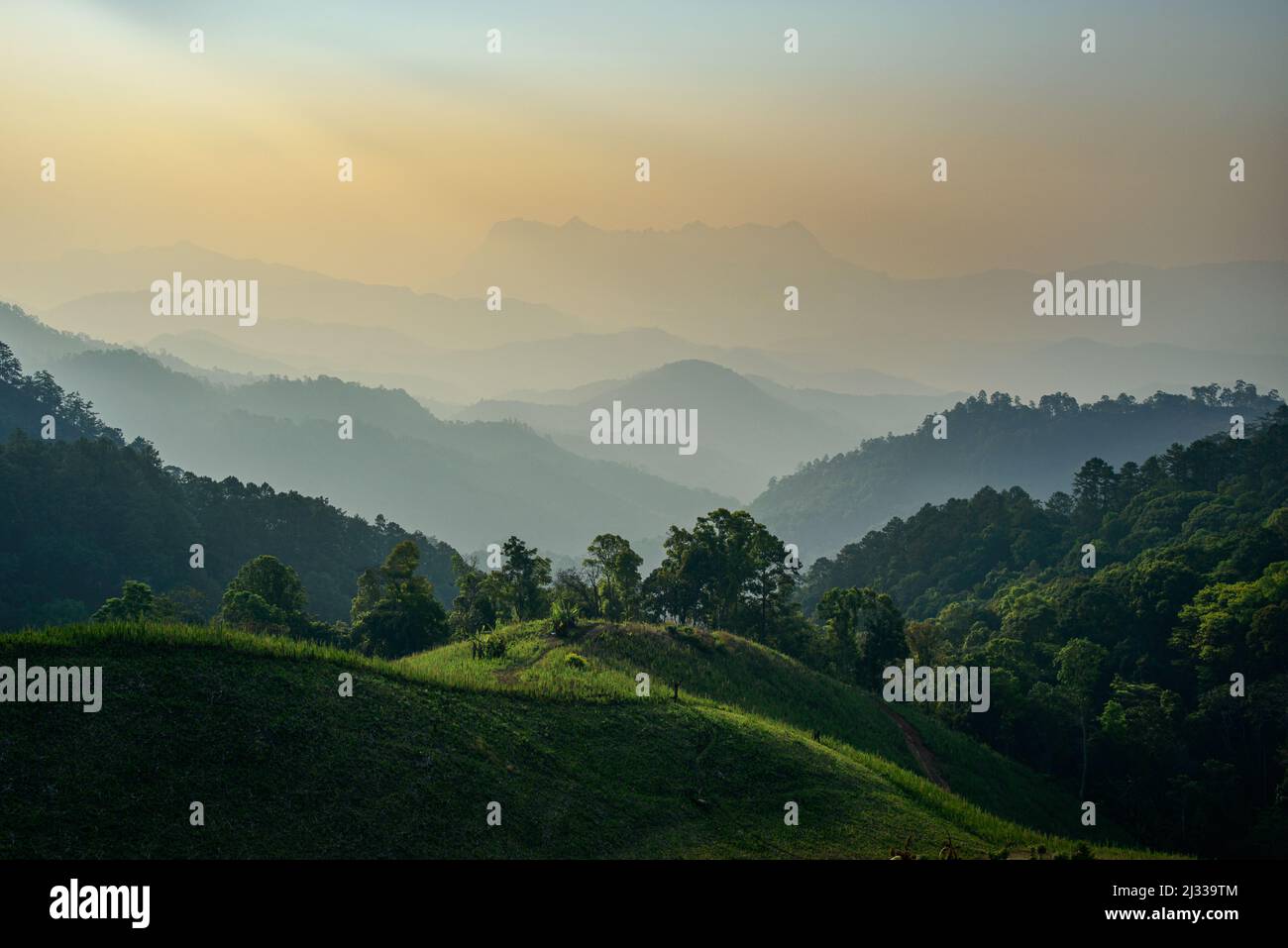 Le paysage de la chaîne de montagnes est flou en raison des PM2,5 problèmes à Hadubi, Chiang Mai, Thaïlande. Banque D'Images