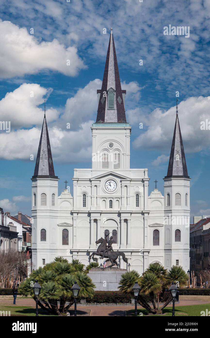 Quartier français, la Nouvelle Orléans, Louisiane. Basilique Saint Louis et statue d'Andrew Jackson, Jackson Square. Banque D'Images