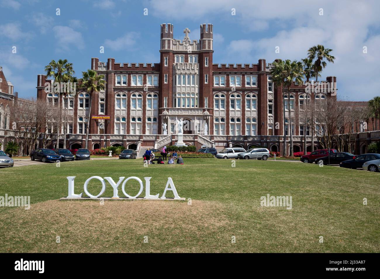 La Nouvelle Orléans, Louisiane. L'Université Loyola, les élèves assis sur la pelouse, Marquette située derrière eux. Uptown District. Banque D'Images