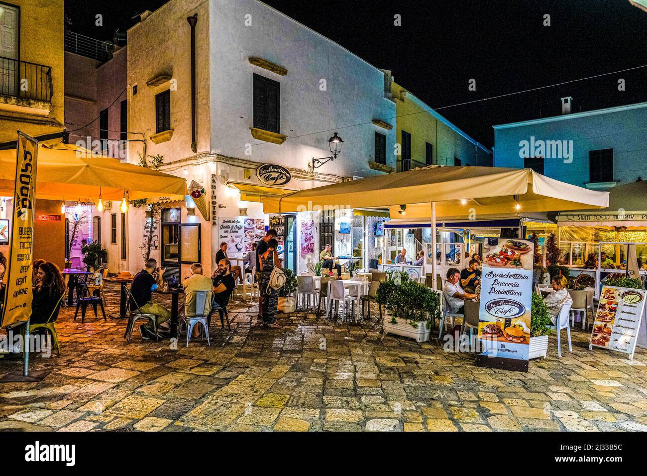 Pouilles. Gallipoli. Petite place dans le centre historique Banque D'Images