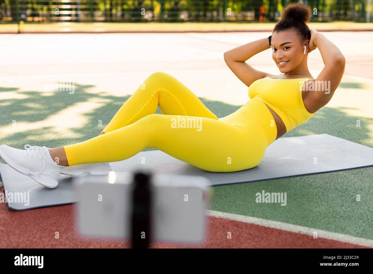 Une jeune femme noire se fait craquer devant un téléphone portable Banque D'Images