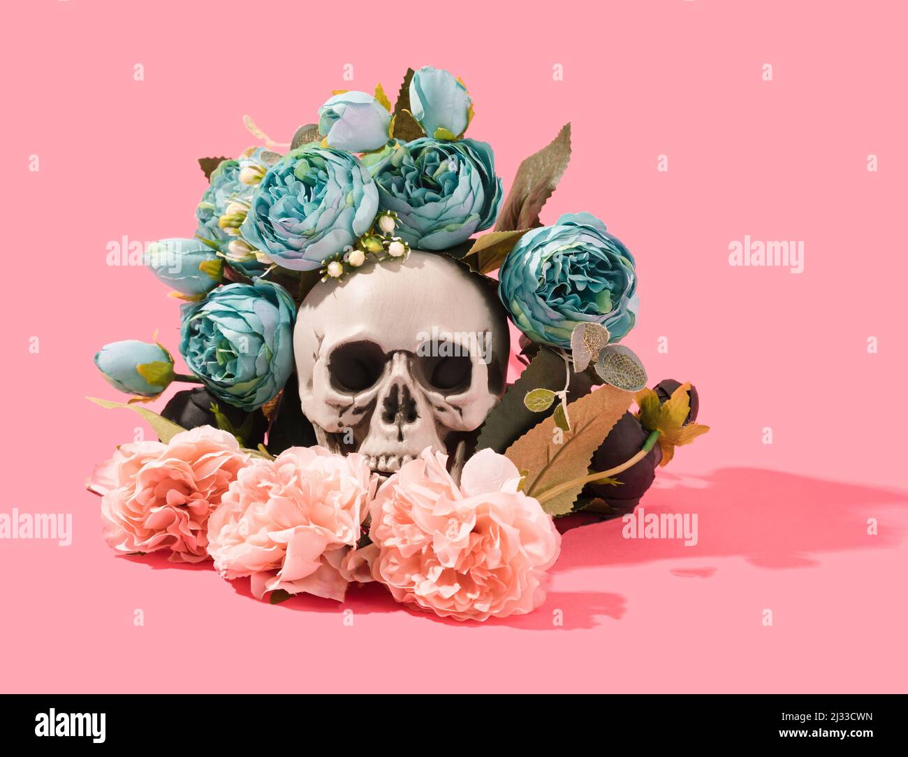 Bouquet de fleurs colorées avec crâne humain au centre. Tatouage, contraste d'arrière-plan conceptuel. Banque D'Images