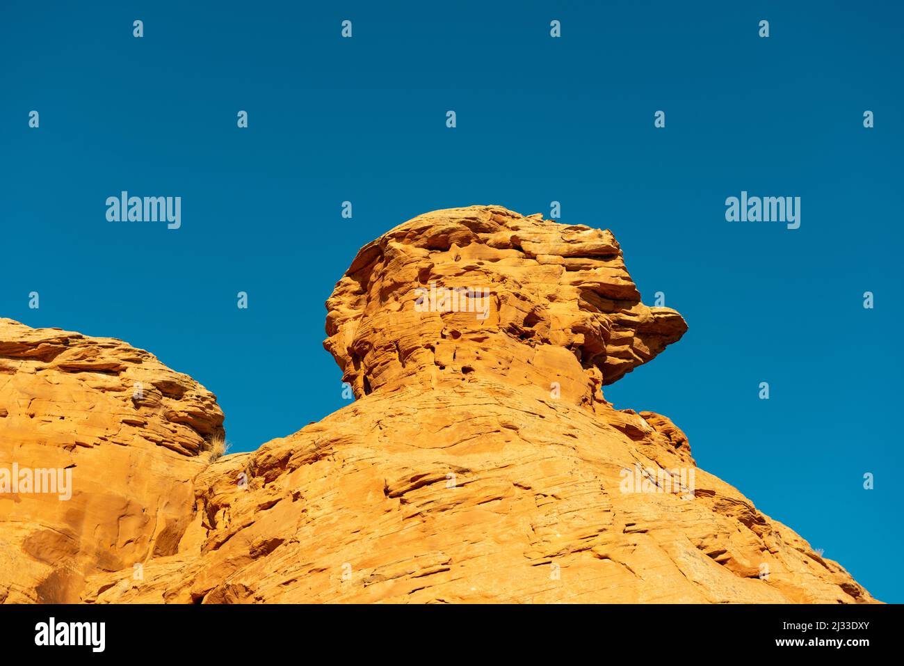 Formation de roche intense orangée contre un ciel bleu, Sedona, Arizona, États-Unis Banque D'Images
