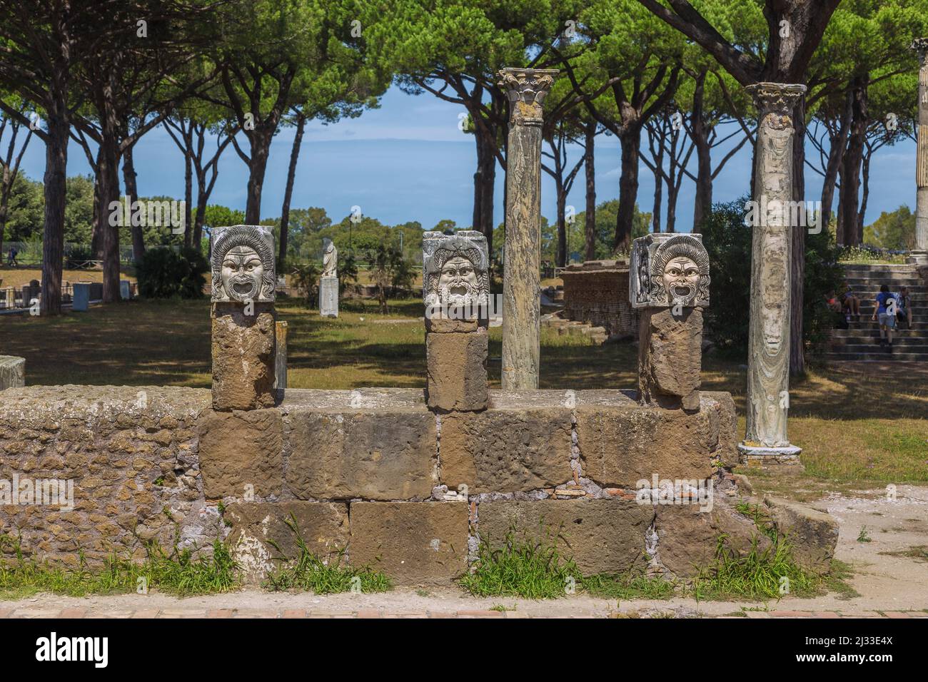 Rome, Ostia Antica, Anfiteatro, masques de théâtre, anciens ornements architecturaux du théâtre Banque D'Images