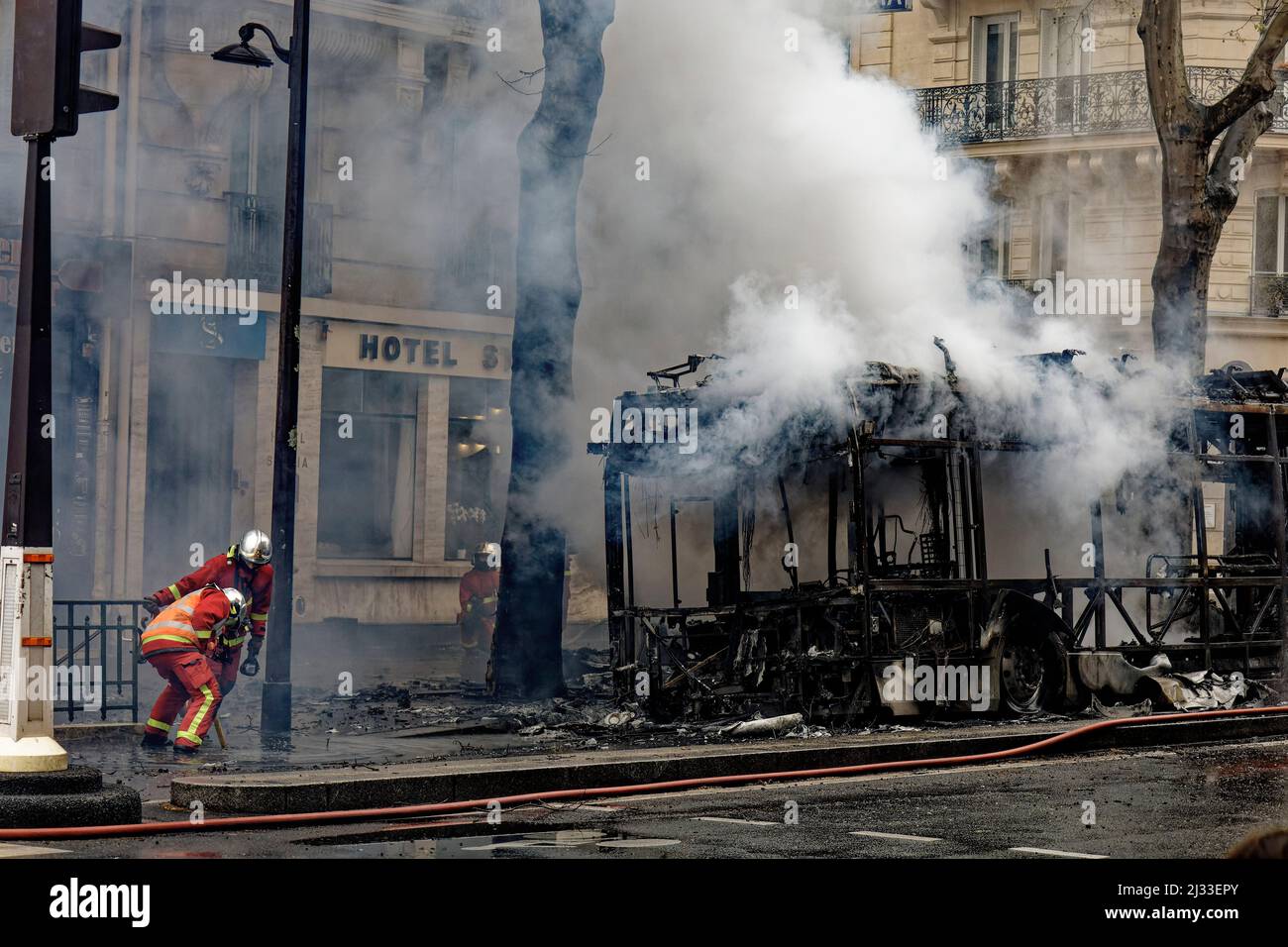 Paris, France. 04th avril 2022. Incendie du bus électrique RATP au boulevard Saint-Germain le 4 avril 2022 à Paris, France. Banque D'Images