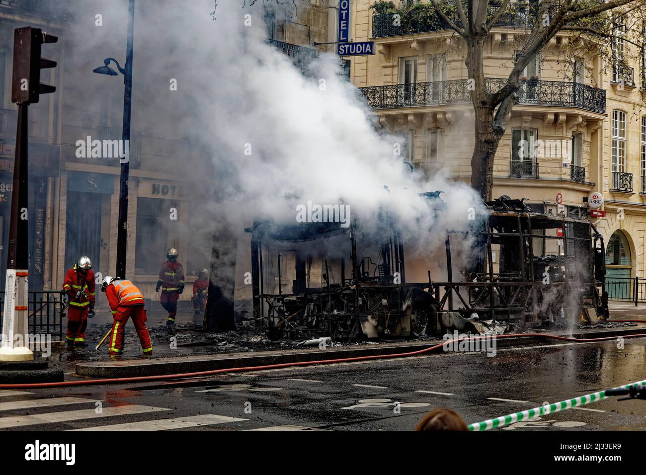Paris, France. 04th avril 2022. Incendie du bus électrique RATP au boulevard Saint-Germain le 4 avril 2022 à Paris, France. Banque D'Images