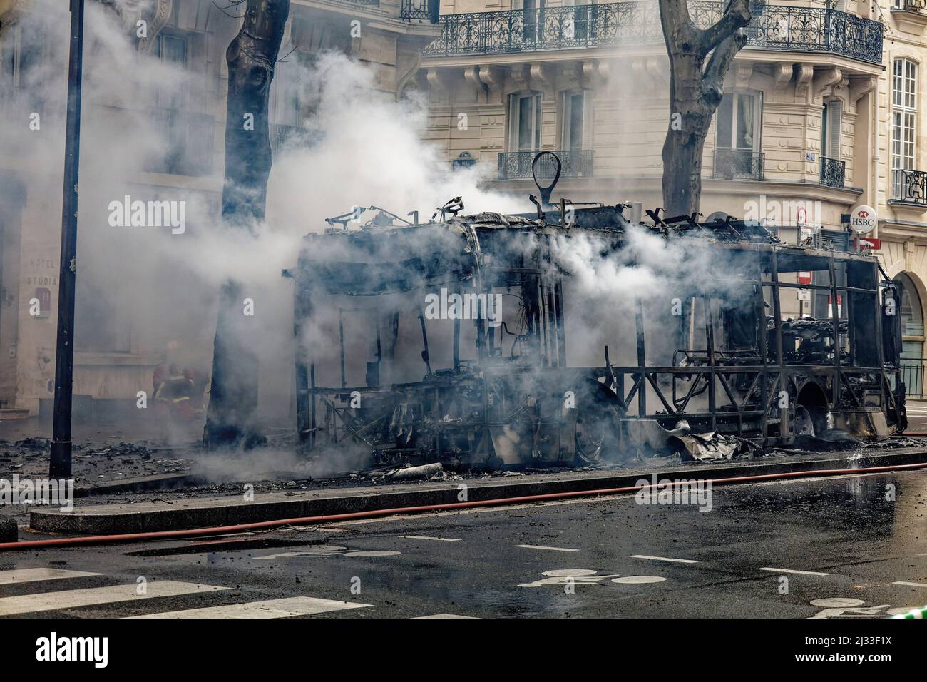 Paris, France. 04th avril 2022. Incendie du bus électrique RATP au boulevard Saint-Germain le 4 avril 2022 à Paris, France. Banque D'Images