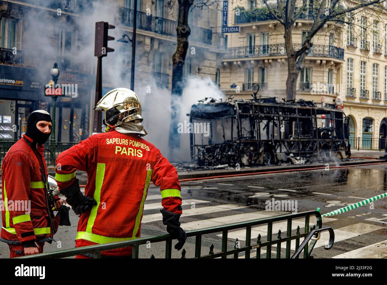 Paris, France. 04th avril 2022. Incendie du bus électrique RATP au boulevard Saint-Germain le 4 avril 2022 à Paris, France. Banque D'Images