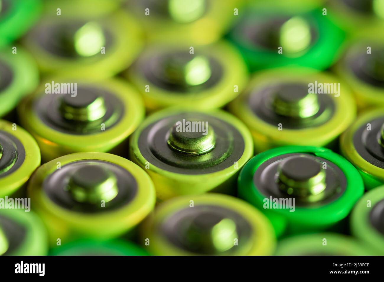 Gros plan des extrémités positives des piles déchargées, tailles AA, prise de vue macro, mise au point sélective. Batterie usagée Banque D'Images