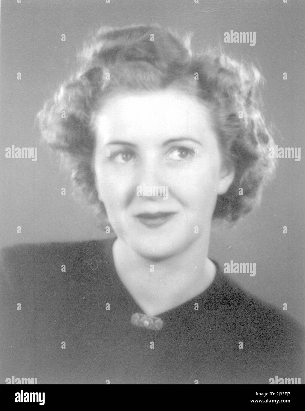 Albums photo d'EVA Braun, env. 1913 - env. 1944. Ces albums sont attribués à Eva Braun (quatre sont revendiqués par son amie Herta Schneider, née Ostermeyer) et documentent sa vie de ca. 1913 à 1944. Il y a de nombreuses photos d'Eva, de ses sœurs et de leurs enfants, d'Herta Schneider et de ses enfants, ainsi que des photos des vacances d'Eva, des membres de sa famille et des amis. On y trouve également des photographies prises par et d'Eva Braun au chalet hitlérien Berghof (ou Kehlstein), des photographies d'Hitler et de son entourage, des visiteurs de Berghof et du paysage autour de Berchtesgaden, ainsi que quelques portraits d'Eva en studio Banque D'Images