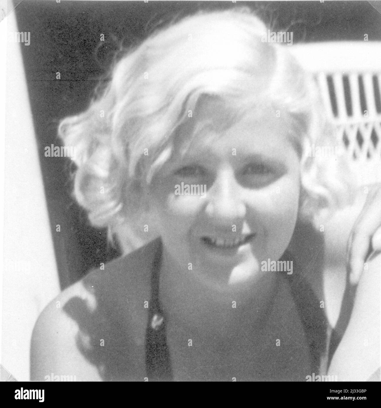 Albums photo d'EVA Braun, env. 1913 - env. 1944. Ces albums sont attribués à Eva Braun (quatre sont revendiqués par son amie Herta Schneider, née Ostermeyer) et documentent sa vie de ca. 1913 à 1944. Il y a de nombreuses photos d'Eva, de ses sœurs et de leurs enfants, d'Herta Schneider et de ses enfants, ainsi que des photos des vacances d'Eva, des membres de sa famille et des amis. On y trouve également des photographies prises par et d'Eva Braun au chalet hitlérien Berghof (ou Kehlstein), des photographies d'Hitler et de son entourage, des visiteurs de Berghof et du paysage autour de Berchtesgaden, ainsi que quelques portraits d'Eva en studio Banque D'Images