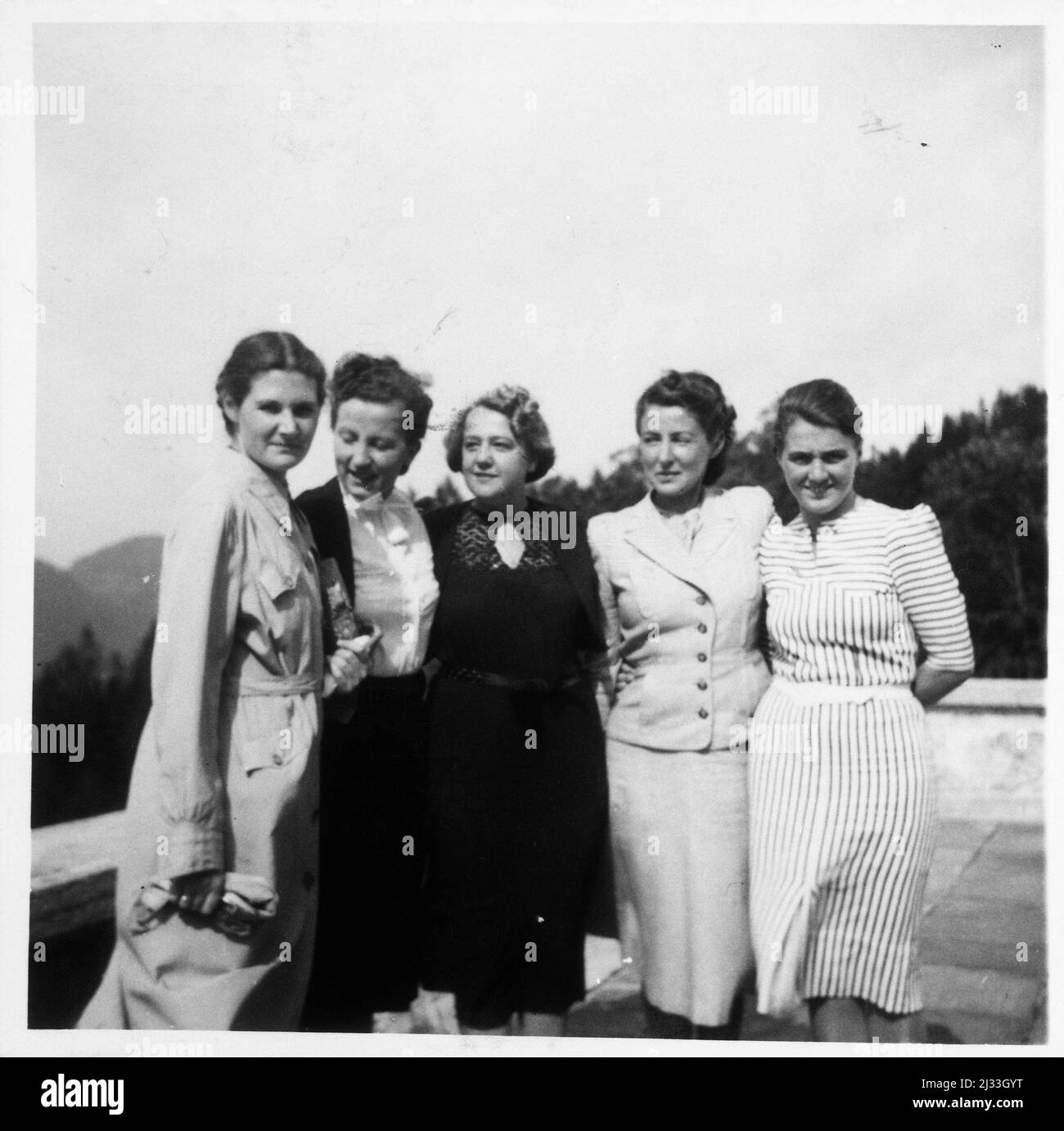 und sich verziehen - et il souffle plus. Albums photo d'EVA Braun, env. 1913 - env. 1944. Ces albums sont attribués à Eva Braun (quatre sont revendiqués par son amie Herta Schneider, née Ostermeyer) et documentent sa vie de ca. 1913 à 1944. Il y a de nombreuses photos d'Eva, de ses sœurs et de leurs enfants, d'Herta Schneider et de ses enfants, ainsi que des photos des vacances d'Eva, des membres de sa famille et des amis. On y trouve également des photographies prises par et d'Eva Braun au chalet hitlérien Berghof (ou Kehlstein), des photographies d'Hitler et de son entourage, des visiteurs de Berghof et des paysages autour de Berch Banque D'Images