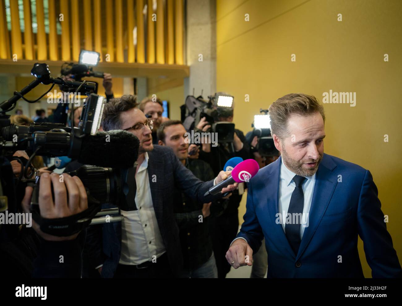 2022-04-05 16:41:20 LA HAYE - le ministre Hugo de Jonge (logement public) parle à la presse au sujet de l'utilisation de son e-mail privé pour le travail en tant que ministre. Il a admis qu'il n'aurait pas dû utiliser son e-mail privé. Taille BART ANP pays-bas sortie - belgique sortie Banque D'Images