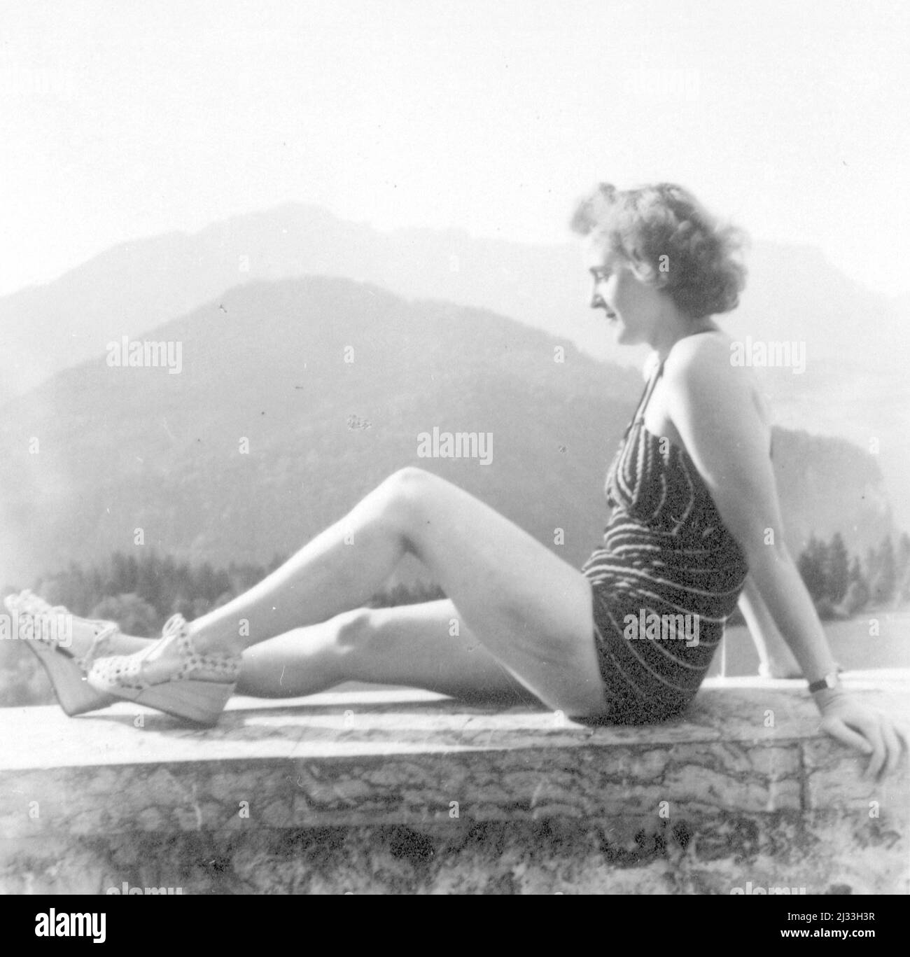 DAS 'Prinketchen'. Albums photo d'EVA Braun, env. 1913 - env. 1944. Ces albums sont attribués à Eva Braun (quatre sont revendiqués par son amie Herta Schneider, née Ostermeyer) et documentent sa vie de ca. 1913 à 1944. Il y a de nombreuses photos d'Eva, de ses sœurs et de leurs enfants, d'Herta Schneider et de ses enfants, ainsi que des photos des vacances d'Eva, des membres de sa famille et des amis. On y trouve également des photographies prises par et d'Eva Braun au chalet hitlérien Berghof (ou Kehlstein), des photographies d'Hitler et de son entourage, des visiteurs de Berghof et du paysage autour de Berchtesgaden, et quelques clous Banque D'Images