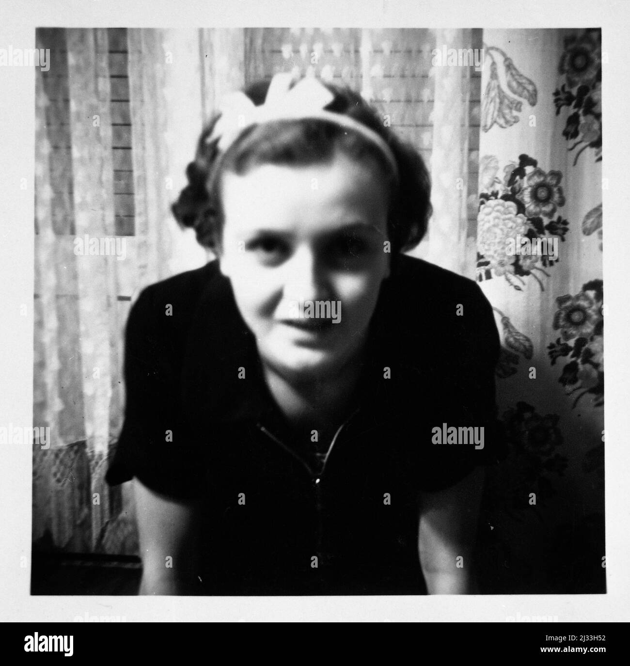 Bateaux 10 Uhr, daheim - après 10 heures à la maison . Albums photo d'EVA Braun, env. 1913 - env. 1944. Ces albums sont attribués à Eva Braun (quatre sont revendiqués par son amie Herta Schneider, née Ostermeyer) et documentent sa vie de ca. 1913 à 1944. Il y a de nombreuses photos d'Eva, de ses sœurs et de leurs enfants, d'Herta Schneider et de ses enfants, ainsi que des photos des vacances d'Eva, des membres de sa famille et des amis. On y trouve également des photographies prises par et d'Eva Braun au chalet hitlérien Berghof (ou Kehlstein), des photographies d'Hitler et de son entourage, des visiteurs de Berghof et du paysage A. Banque D'Images