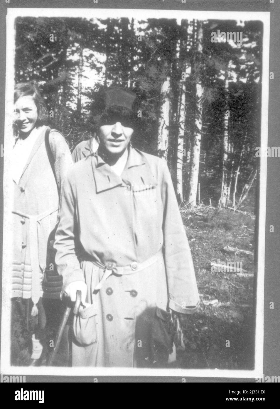 Lommin. Albums photo d'EVA Braun, env. 1913 - env. 1944. Ces albums sont attribués à Eva Braun (quatre sont revendiqués par son amie Herta Schneider, née Ostermeyer) et documentent sa vie de ca. 1913 à 1944. Il y a de nombreuses photos d'Eva, de ses sœurs et de leurs enfants, d'Herta Schneider et de ses enfants, ainsi que des photos des vacances d'Eva, des membres de sa famille et des amis. On y trouve également des photographies prises par et d'Eva Braun au chalet hitlérien Berghof (ou Kehlstein), des photographies d'Hitler et de son entourage, des visiteurs de Berghof et du paysage autour de Berchtesgaden, ainsi qu'un portrait de studio Banque D'Images