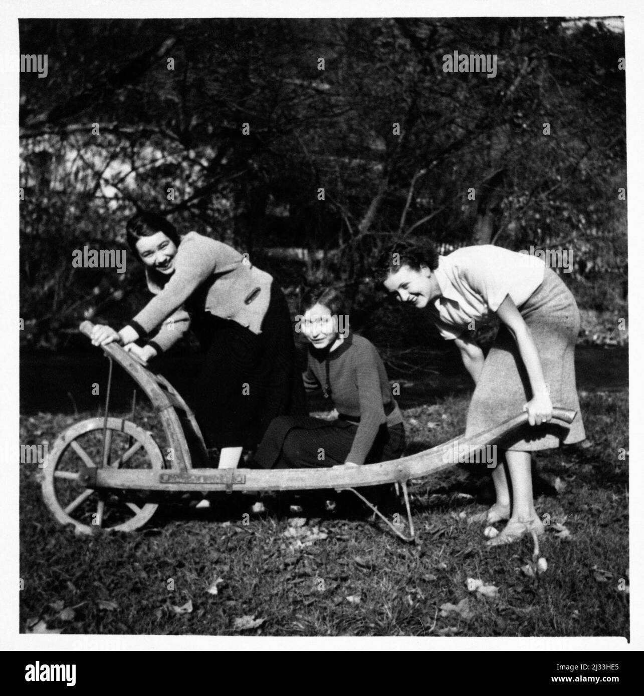 Was man alles aus einer Mittagszeit mit B.M.W. Machen kann - toutes les choses que vous pouvez faire avec une BMW pendant un déjeuner. Albums photo d'EVA Braun, env. 1913 - env. 1944. Ces albums sont attribués à Eva Braun (quatre sont revendiqués par son amie Herta Schneider, née Ostermeyer) et documentent sa vie de ca. 1913 à 1944. Il y a de nombreuses photos d'Eva, de ses sœurs et de leurs enfants, d'Herta Schneider et de ses enfants, ainsi que des photos des vacances d'Eva, des membres de sa famille et des amis. On y trouve également des photographies prises par et d'Eva Braun au chalet hitlérien Berghof (ou Kehlstein), des photographies Banque D'Images