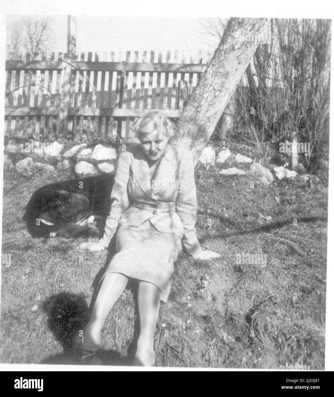 Albums photo d'EVA Braun, env. 1913 - env. 1944. Ces albums sont attribués à Eva Braun (quatre sont revendiqués par son amie Herta Schneider, née Ostermeyer) et documentent sa vie de ca. 1913 à 1944. Il y a de nombreuses photos d'Eva, de ses sœurs et de leurs enfants, d'Herta Schneider et de ses enfants, ainsi que des photos des vacances d'Eva, des membres de sa famille et des amis. On y trouve également des photographies prises par et d'Eva Braun au chalet hitlérien Berghof (ou Kehlstein), des photographies d'Hitler et de son entourage, des visiteurs de Berghof et du paysage autour de Berchtesgaden, ainsi que quelques portraits d'Eva en studio Banque D'Images