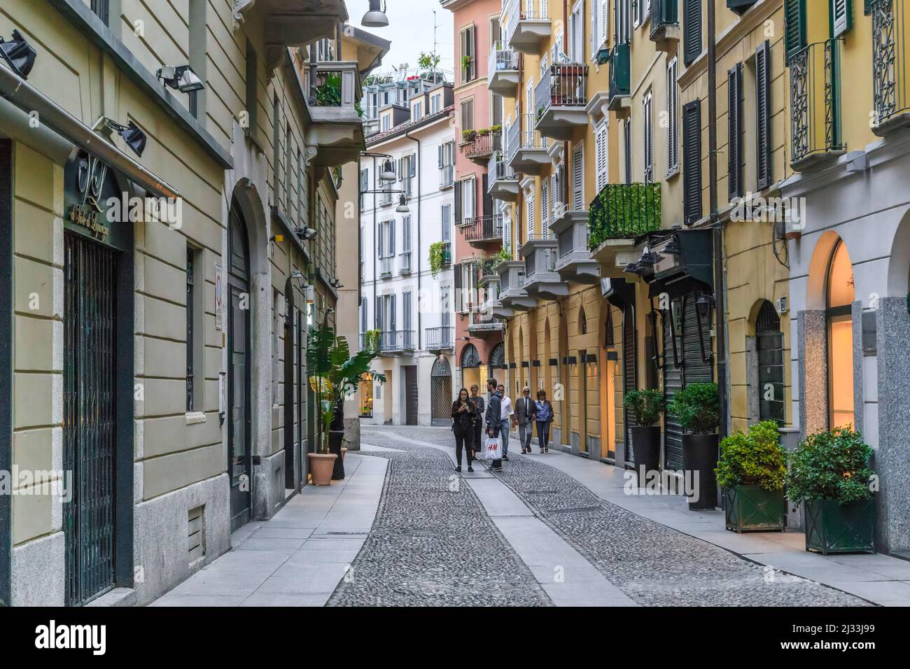 MILAN, ITALIE - 15 MAI 2018 : c'est l'une des rues du quartier de Brera, qui est l'un des quartiers les plus populaires de la ville, dans la soirée. Banque D'Images