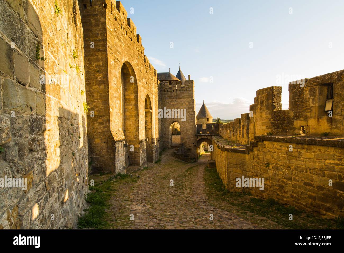 Carcassonne (France) porte d'entrée de la Citadelle médiévale et remparts au coucher du soleil Banque D'Images