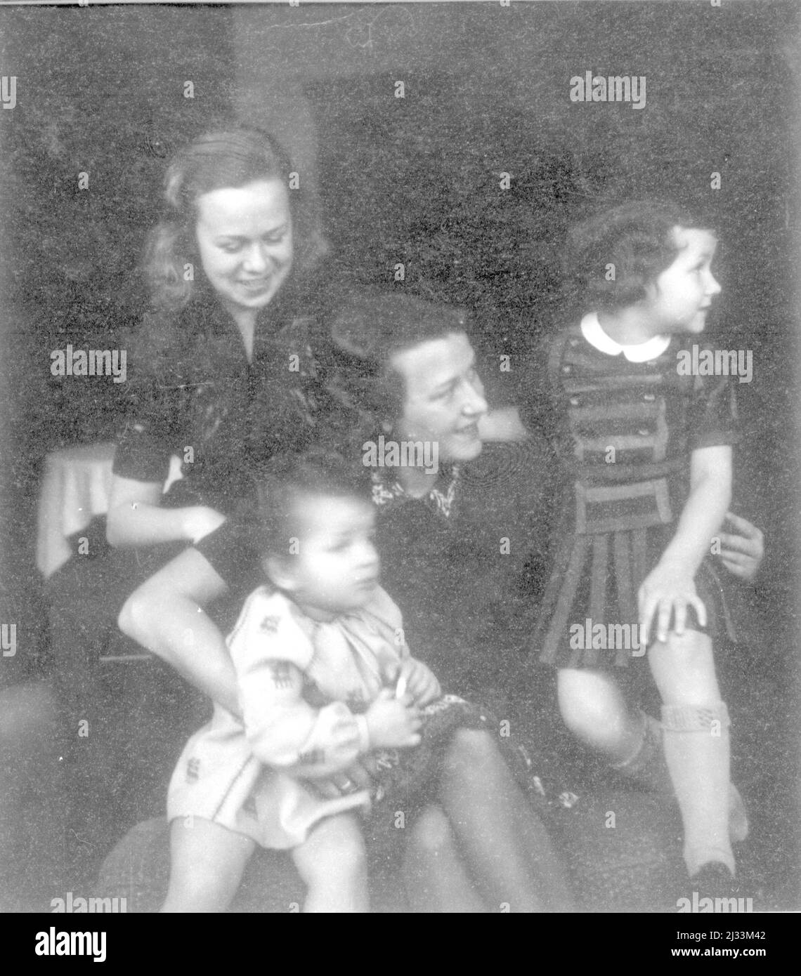 Albums photo d'EVA Braun, env. 1913 - env. 1944. Ces albums sont attribués à Eva Braun (quatre sont revendiqués par son amie Herta Schneider, née Ostermeyer) et documentent sa vie de ca. 1913 à 1944. Il y a de nombreuses photos d'Eva, de ses sœurs et de leurs enfants, d'Herta Schneider et de ses enfants, ainsi que des photos des vacances d'Eva, des membres de sa famille et des amis. On y trouve également des photographies prises par et d'Eva Braun au chalet hitlérien Berghof (ou Kehlstein), des photographies d'Hitler et de son entourage, des visiteurs de Berghof et du paysage autour de Berchtesgaden, ainsi que quelques portraits d'Eva en studio Banque D'Images