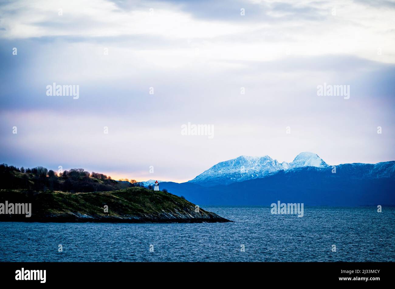 Paysage côtier à Risoyhamn avec balise, Nordland, Norvège, Europe Banque D'Images