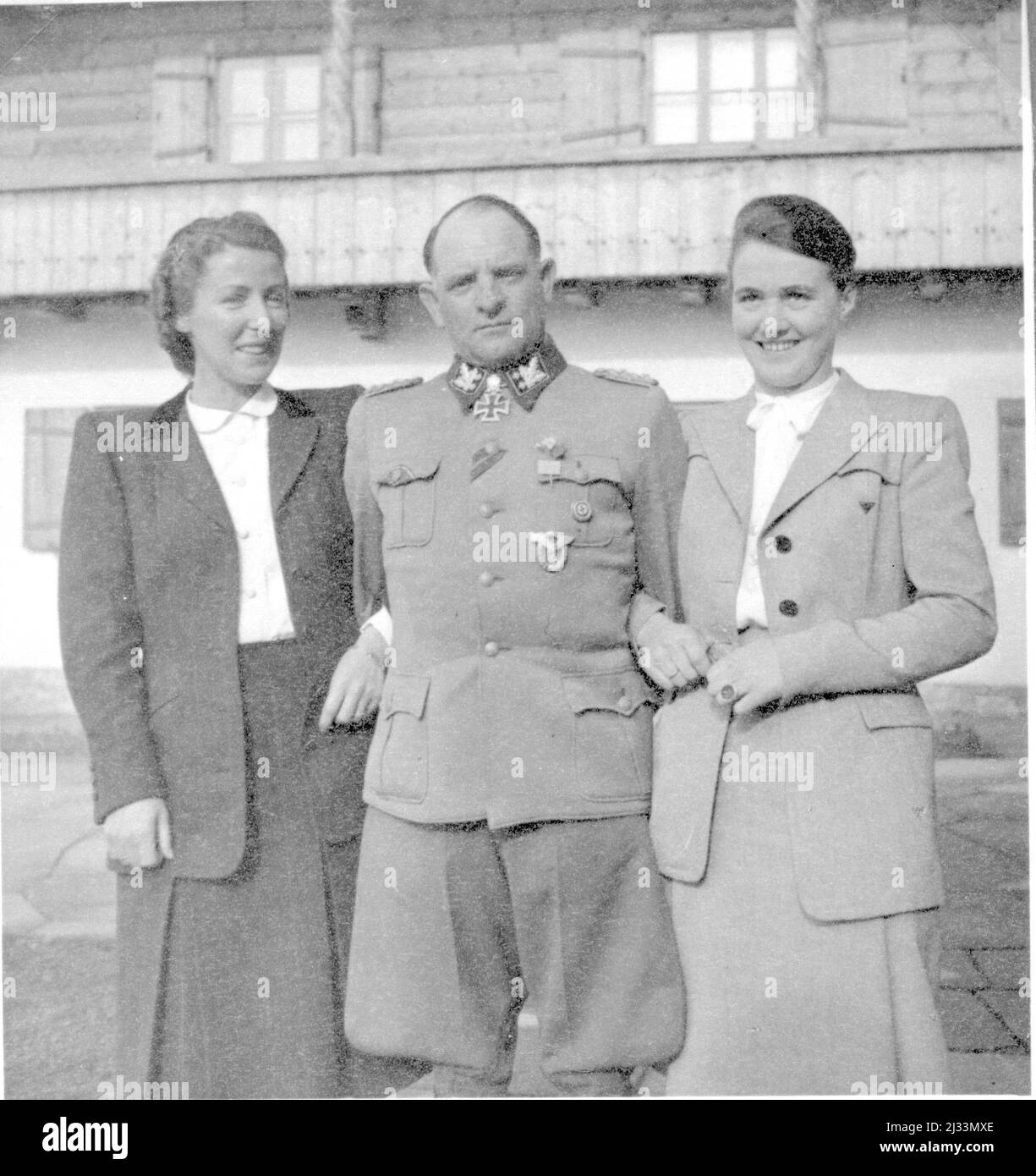 Albums photo d'EVA Braun, env. 1913 - env. 1944. Ces albums sont attribués à Eva Braun (quatre sont revendiqués par son amie Herta Schneider, née Ostermeyer) et documentent sa vie de ca. 1913 à 1944. Il y a de nombreuses photos d'Eva, de ses sœurs et de leurs enfants, d'Herta Schneider et de ses enfants, ainsi que des photos des vacances d'Eva, des membres de sa famille et des amis. On y trouve également des photographies prises par et d'Eva Braun au chalet hitlérien Berghof (ou Kehlstein), des photographies d'Hitler et de son entourage, des visiteurs de Berghof et du paysage autour de Berchtesgaden, ainsi que quelques portraits d'Eva en studio Banque D'Images