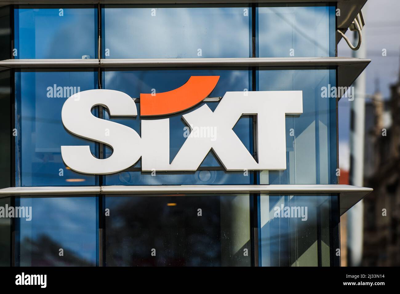 RIGA, LETTONIE. 31st mars 2022. Photo à mise au point sélective. Logo de la société Sixt. Sixt est un fournisseur international de services de mobilité avec environ 2000 sites Banque D'Images
