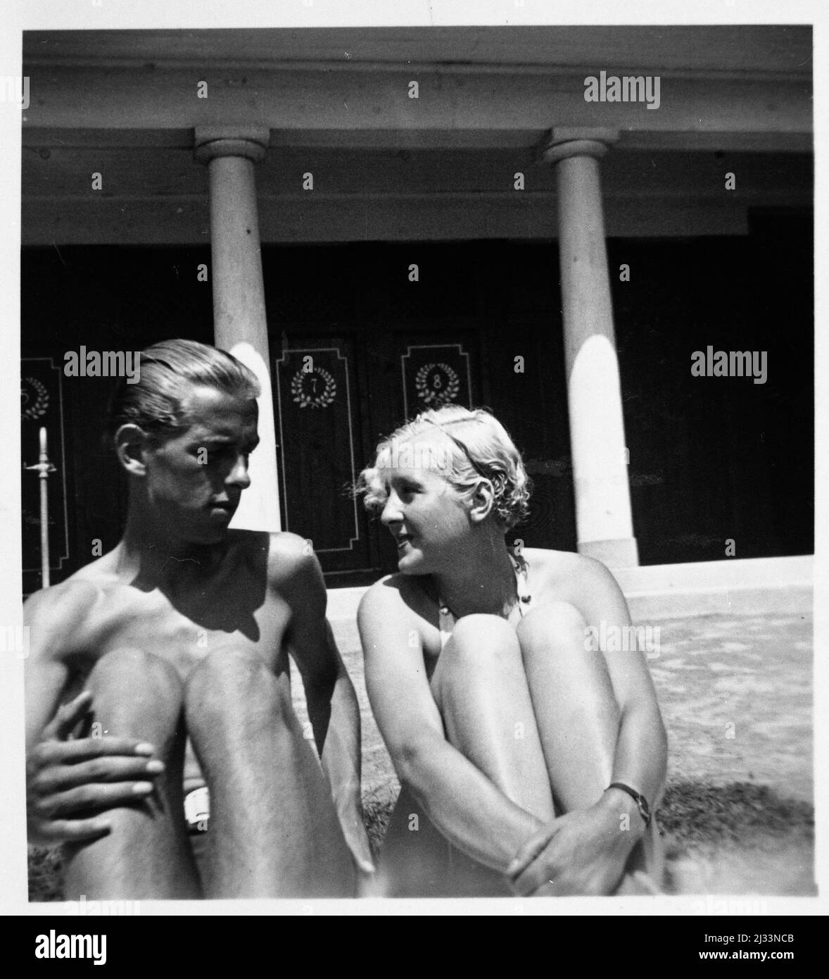 Albums photo d'EVA Braun, env. 1913 - env. 1944. Ces albums sont attribués à Eva Braun (quatre sont revendiqués par son amie Herta Schneider, née Ostermeyer) et documentent sa vie de ca. 1913 à 1944. Il y a de nombreuses photos d'Eva, de ses sœurs et de leurs enfants, d'Herta Schneider et de ses enfants, ainsi que des photos des vacances d'Eva, des membres de sa famille et des amis. On y trouve également des photographies prises par et d'Eva Braun au chalet hitlérien Berghof (ou Kehlstein), des photographies d'Hitler et de son entourage, des visiteurs de Berghof et du paysage autour de Berchtesgaden, ainsi que quelques portraits d'Eva en studio Banque D'Images