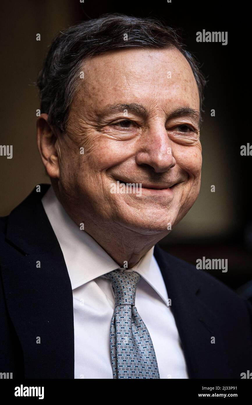 Turin, Italie. 05 avril 2022. Le Premier ministre italien Mario Draghi sourit lors de sa visite à Turin où il signa le soi-disant « Patto per Torino ». La municipalité de Turin recevra du gouvernement italien plus d'un milliard d'euros sur 20 ans. Credit: Nicolò Campo/Alay Live News Banque D'Images