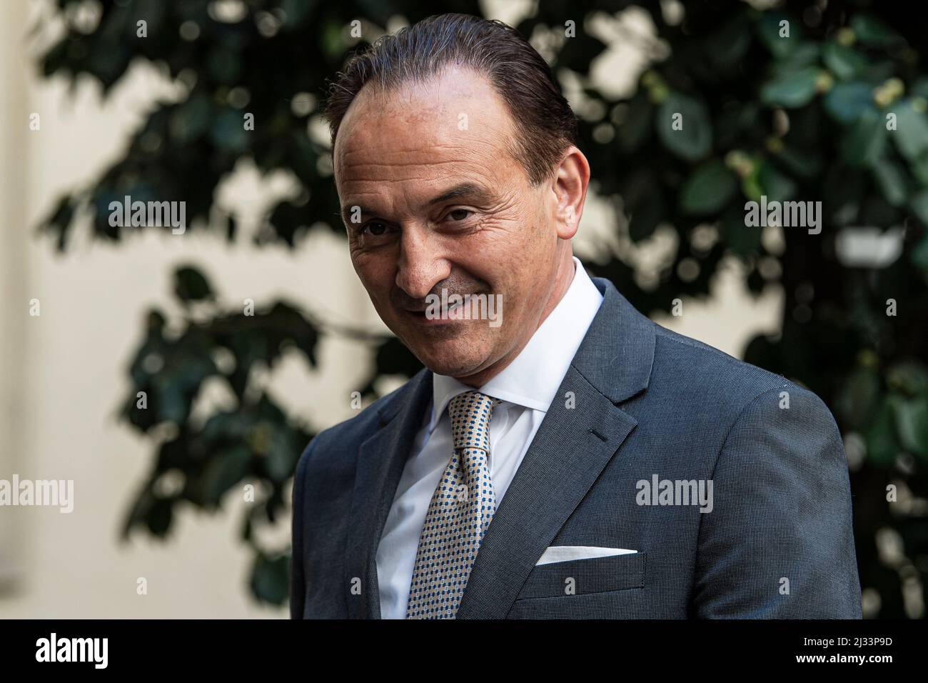 Turin, Italie. 05 avril 2022. Alberto Cirio, Président du Piémont, regarde pendant la visite du Premier ministre de l'Italie Mario Draghi à Turin où il a signé le soi-disant "Patto per Torino". La municipalité de Turin recevra du gouvernement italien plus d'un milliard d'euros sur 20 ans. Credit: Nicolò Campo/Alay Live News Banque D'Images