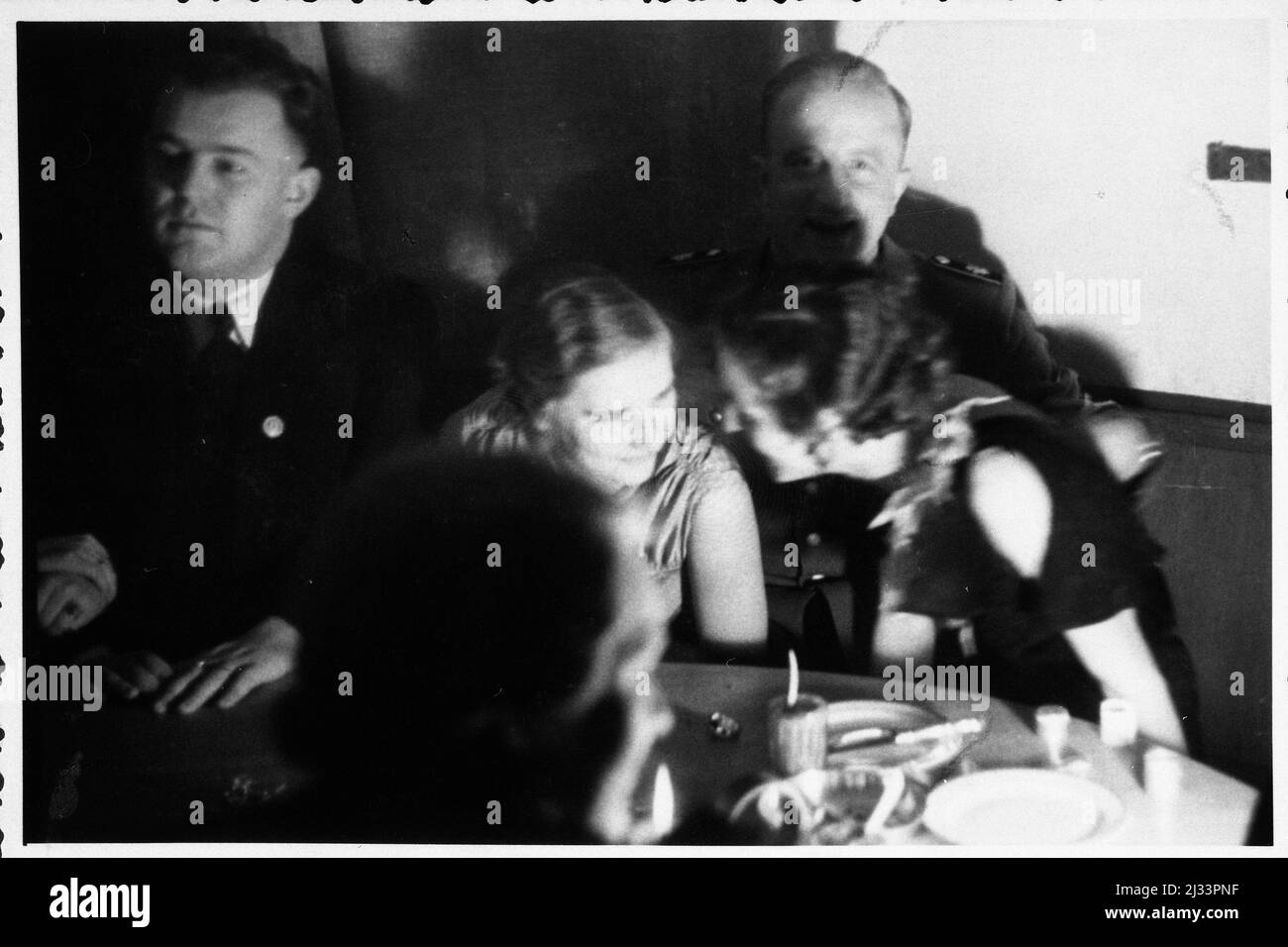 Albums photo d'EVA Braun, env. 1913 - env. 1944. Ces albums sont attribués à Eva Braun (quatre sont revendiqués par son amie Herta Schneider, née Ostermeyer) et documentent sa vie de ca. 1913 à 1944. Il y a de nombreuses photos d'Eva, de ses sœurs et de leurs enfants, d'Herta Schneider et de ses enfants, ainsi que des photos des vacances d'Eva, des membres de sa famille et des amis. On y trouve également des photographies prises par et d'Eva Braun au chalet hitlérien Berghof (ou Kehlstein), des photographies d'Hitler et de son entourage, des visiteurs de Berghof et du paysage autour de Berchtesgaden, ainsi que quelques portraits d'Eva en studio Banque D'Images