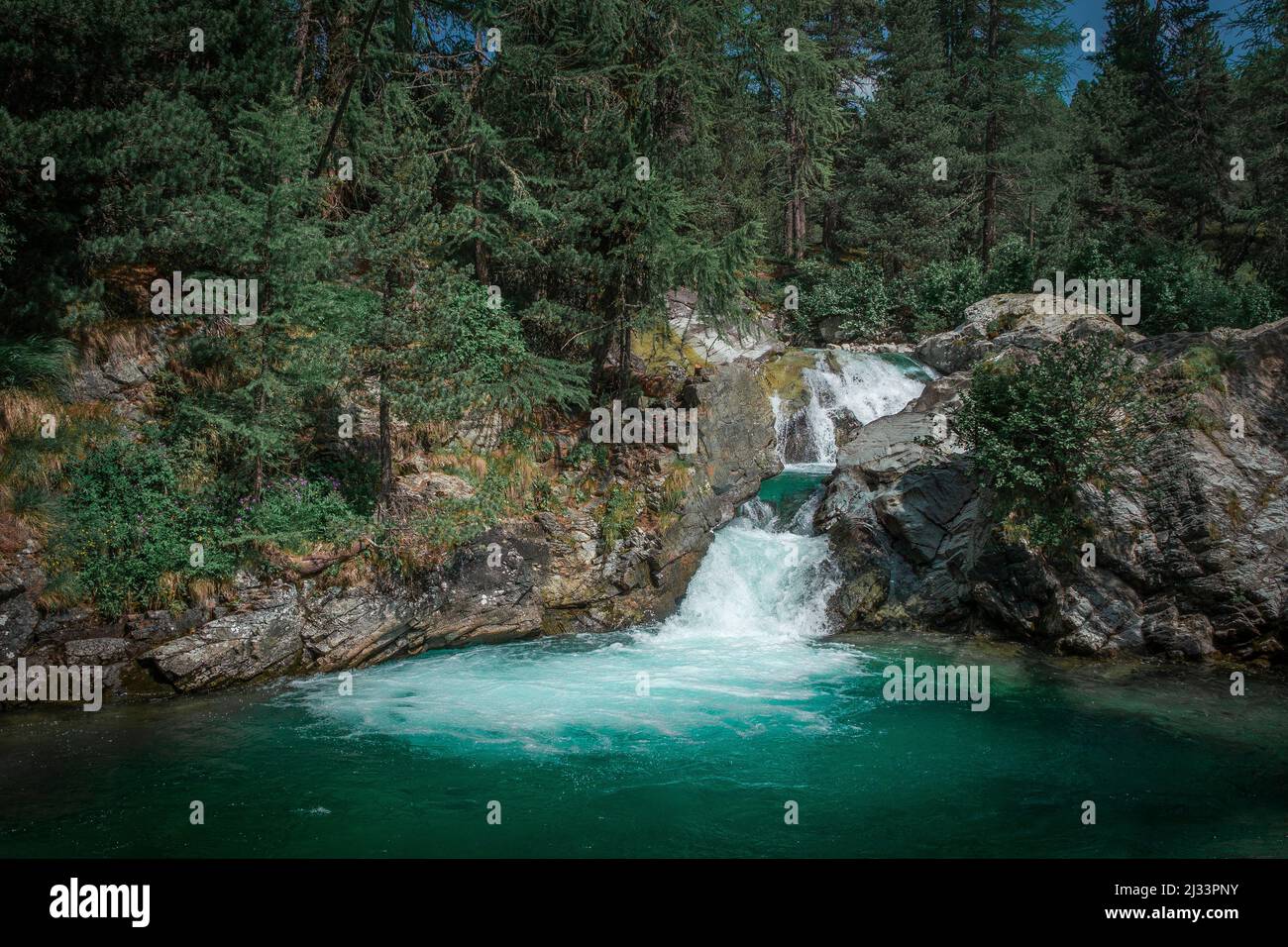 Cascade avec piscine sur le sentier de randonnée Cascada da Bernina au glacier Morteratsch dans l'Engadin dans les Alpes suisses Banque D'Images