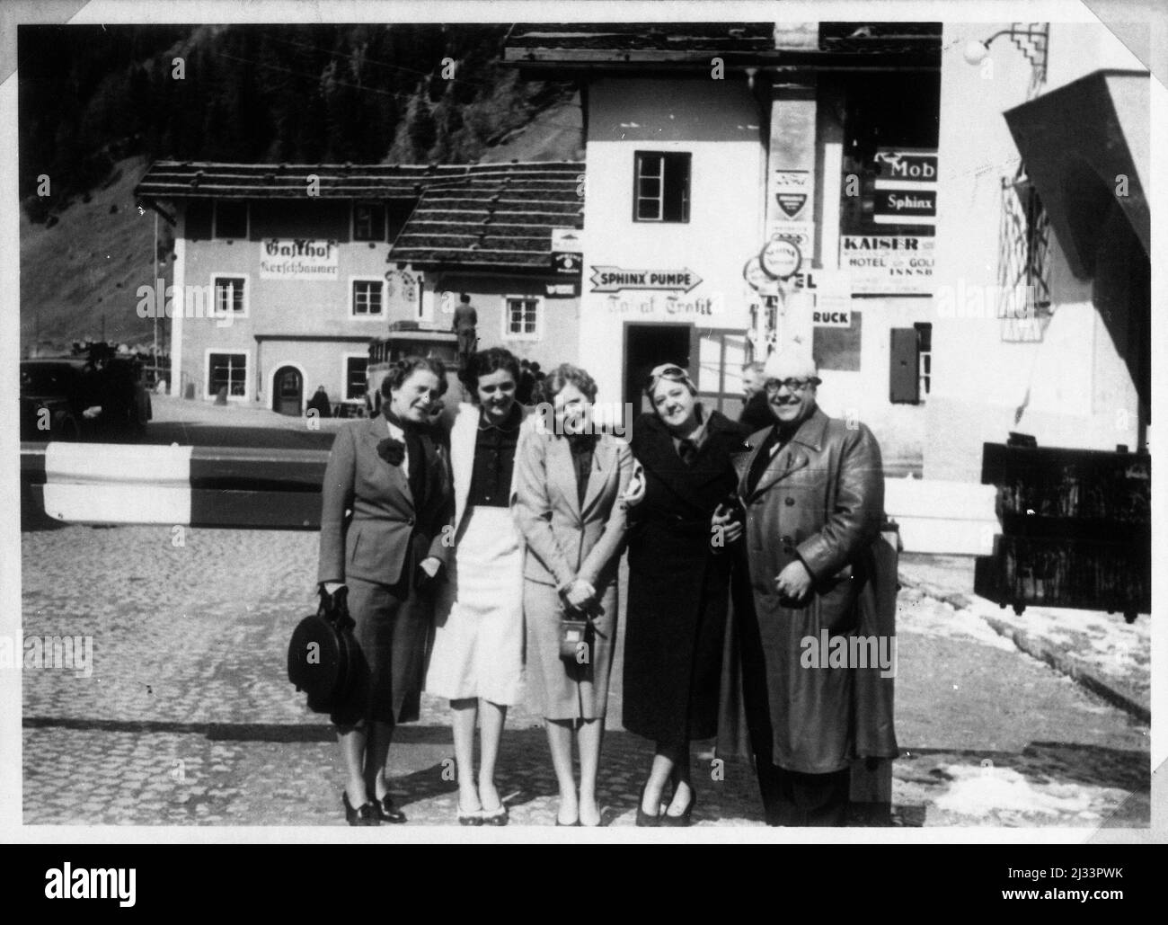 Albums photo d'EVA Braun, env. 1913 - env. 1944. Ces albums sont attribués à Eva Braun (quatre sont revendiqués par son amie Herta Schneider, née Ostermeyer) et documentent sa vie de ca. 1913 à 1944. Il y a de nombreuses photos d'Eva, de ses sœurs et de leurs enfants, d'Herta Schneider et de ses enfants, ainsi que des photos des vacances d'Eva, des membres de sa famille et des amis. On y trouve également des photographies prises par et d'Eva Braun au chalet hitlérien Berghof (ou Kehlstein), des photographies d'Hitler et de son entourage, des visiteurs de Berghof et du paysage autour de Berchtesgaden, ainsi que quelques portraits d'Eva en studio Banque D'Images
