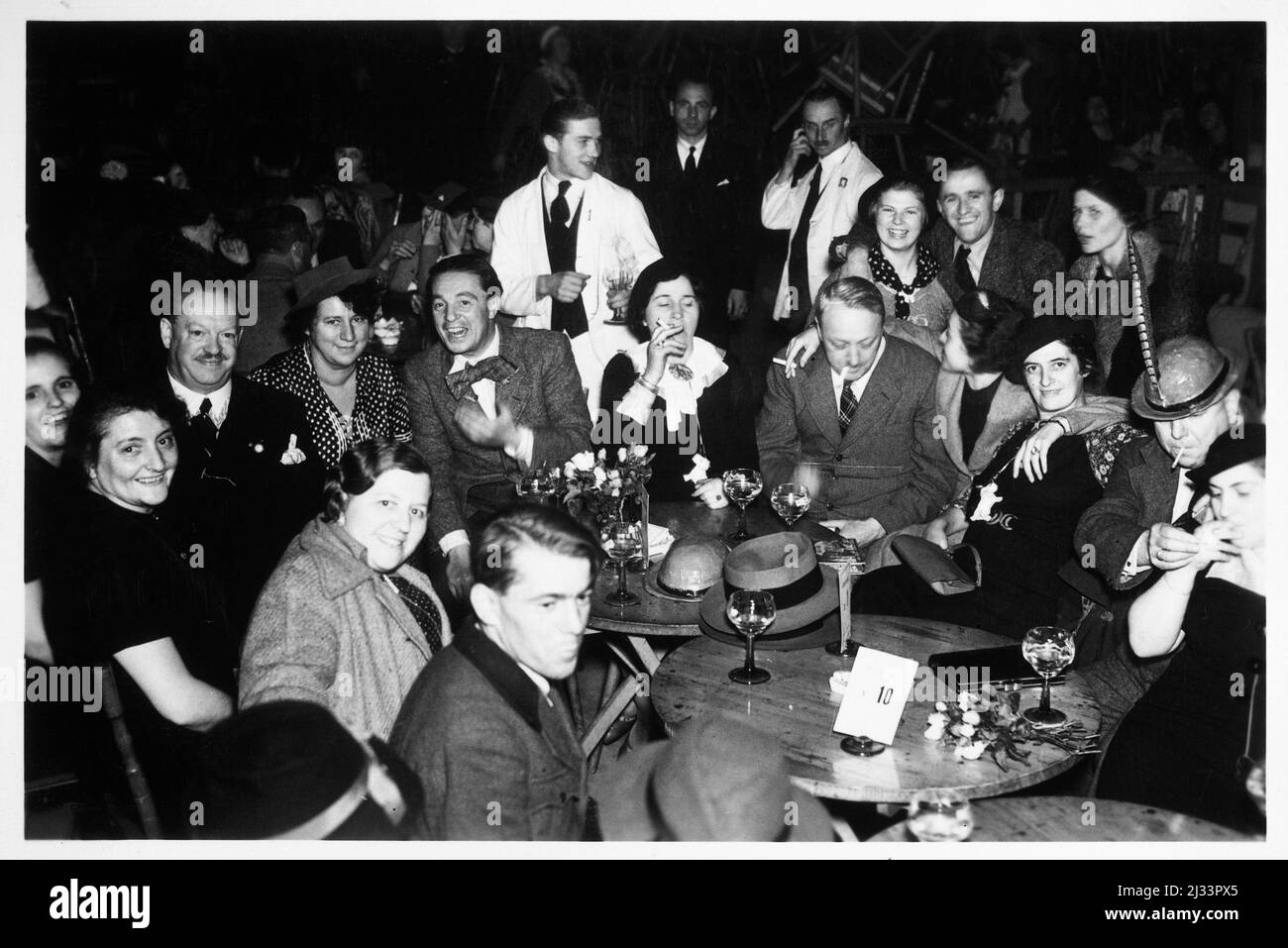 Oktoberfest, 1936. Albums photo d'EVA Braun, env. 1913 - env. 1944. Ces albums sont attribués à Eva Braun (quatre sont revendiqués par son amie Herta Schneider, née Ostermeyer) et documentent sa vie de ca. 1913 à 1944. Il y a de nombreuses photos d'Eva, de ses sœurs et de leurs enfants, d'Herta Schneider et de ses enfants, ainsi que des photos des vacances d'Eva, des membres de sa famille et des amis. On y trouve également des photographies prises par et d'Eva Braun au chalet hitlérien Berghof (ou Kehlstein), des photographies d'Hitler et de son entourage, des visiteurs de Berghof et du paysage autour de Berchtesgaden, et quelques stu Banque D'Images