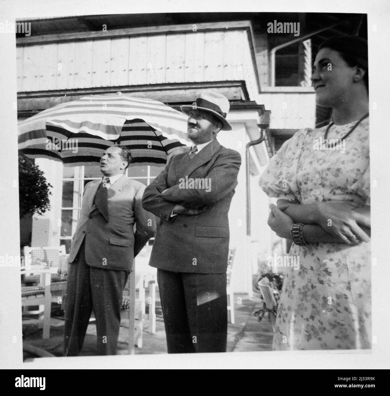 Albums photo d'EVA Braun, env. 1913 - env. 1944. Ces albums sont attribués à Eva Braun (quatre sont revendiqués par son amie Herta Schneider, née Ostermeyer) et documentent sa vie de ca. 1913 à 1944. Il y a de nombreuses photos d'Eva, de ses sœurs et de leurs enfants, d'Herta Schneider et de ses enfants, ainsi que des photos des vacances d'Eva, des membres de sa famille et des amis. On y trouve également des photographies prises par et d'Eva Braun au chalet hitlérien Berghof (ou Kehlstein), des photographies d'Hitler et de son entourage, des visiteurs de Berghof et du paysage autour de Berchtesgaden, ainsi que quelques portraits d'Eva en studio Banque D'Images