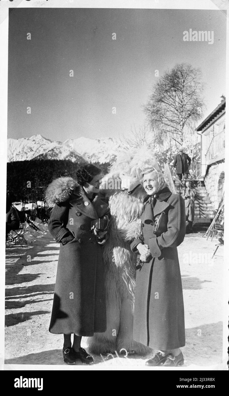 Olympiade Garmisch-Partenkirchen - Jeux Olympiques à Garmisch-Partenkirchen, Garmisch-Partenkirchen, Allemagne. Albums photo d'EVA Braun, env. 1913 - env. 1944. Ces albums sont attribués à Eva Braun (quatre sont revendiqués par son amie Herta Schneider, née Ostermeyer) et documentent sa vie de ca. 1913 à 1944. Il y a de nombreuses photos d'Eva, de ses sœurs et de leurs enfants, d'Herta Schneider et de ses enfants, ainsi que des photos des vacances d'Eva, des membres de sa famille et des amis. On y trouve également des photographies prises par et d'Eva Braun au chalet hitlérien Berghof (ou Kehlstein), des photographies d'Hitler et Banque D'Images