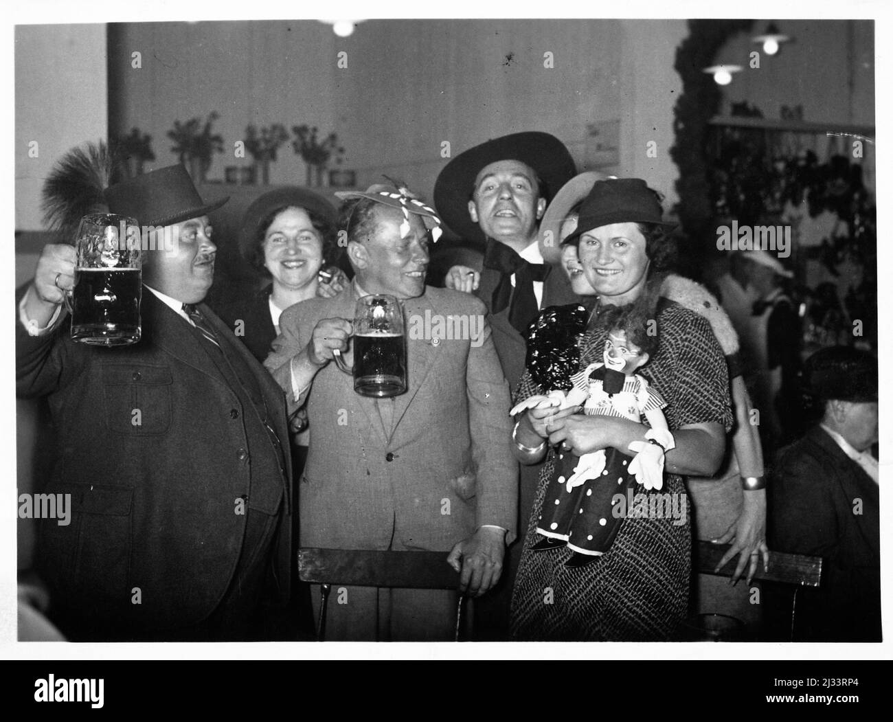 Albums photo d'EVA Braun, env. 1913 - env. 1944. Ces albums sont attribués à Eva Braun (quatre sont revendiqués par son amie Herta Schneider, née Ostermeyer) et documentent sa vie de ca. 1913 à 1944. Il y a de nombreuses photos d'Eva, de ses sœurs et de leurs enfants, d'Herta Schneider et de ses enfants, ainsi que des photos des vacances d'Eva, des membres de sa famille et des amis. On y trouve également des photographies prises par et d'Eva Braun au chalet hitlérien Berghof (ou Kehlstein), des photographies d'Hitler et de son entourage, des visiteurs de Berghof et du paysage autour de Berchtesgaden, ainsi que quelques portraits d'Eva en studio Banque D'Images