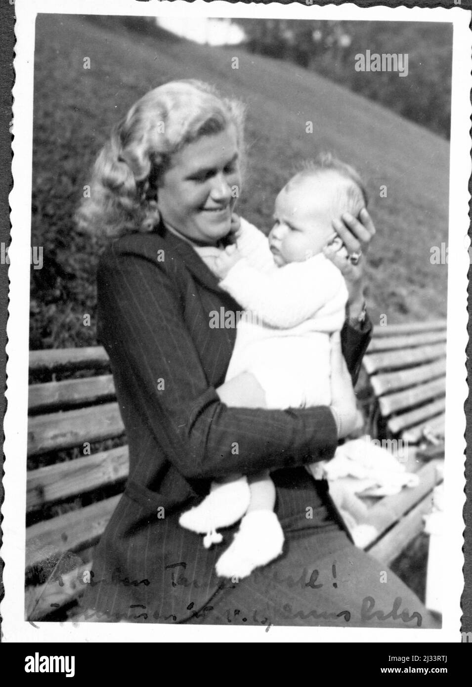 Hanns-Peter - schon et était gros. Albums photo d'EVA Braun, env. 1913 - env. 1944. Ces albums sont attribués à Eva Braun (quatre sont revendiqués par son amie Herta Schneider, née Ostermeyer) et documentent sa vie de ca. 1913 à 1944. Il y a de nombreuses photos d'Eva, de ses sœurs et de leurs enfants, d'Herta Schneider et de ses enfants, ainsi que des photos des vacances d'Eva, des membres de sa famille et des amis. On y trouve également des photographies prises par et d'Eva Braun au chalet hitlérien Berghof (ou Kehlstein), des photographies d'Hitler et de son entourage, des visiteurs de Berghof et du paysage autour de Berchtesgade Banque D'Images