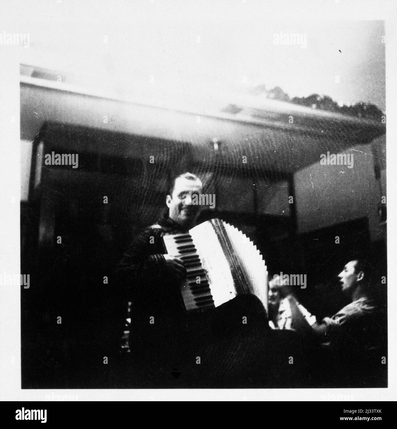 Auf der Fahrt und im foyer zu nächtlicher Stunde - sur le voyage et dans le foyer la nuit. Albums photo d'EVA Braun, env. 1913 - env. 1944. Ces albums sont attribués à Eva Braun (quatre sont revendiqués par son amie Herta Schneider, née Ostermeyer) et documentent sa vie de ca. 1913 à 1944. Il y a de nombreuses photos d'Eva, de ses sœurs et de leurs enfants, d'Herta Schneider et de ses enfants, ainsi que des photos des vacances d'Eva, des membres de sa famille et des amis. On y trouve également des photographies prises par et d'Eva Braun au chalet hitlérien Berghof (ou Kehlstein), des photographies d'Hitler et de son entou Banque D'Images