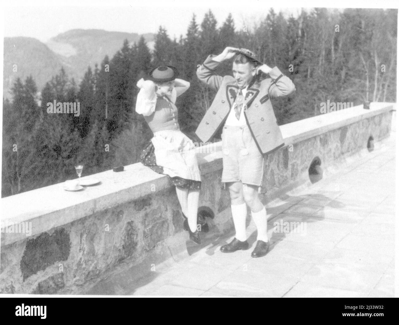 Albums photo d'EVA Braun, env. 1913 - env. 1944. Ces albums sont attribués à Eva Braun (quatre sont revendiqués par son amie Herta Schneider, née Ostermeyer) et documentent sa vie de ca. 1913 à 1944. Il y a de nombreuses photos d'Eva, de ses sœurs et de leurs enfants, d'Herta Schneider et de ses enfants, ainsi que des photos des vacances d'Eva, des membres de sa famille et des amis. On y trouve également des photographies prises par et d'Eva Braun au chalet hitlérien Berghof (ou Kehlstein), des photographies d'Hitler et de son entourage, des visiteurs de Berghof et du paysage autour de Berchtesgaden, ainsi que quelques portraits d'Eva en studio Banque D'Images