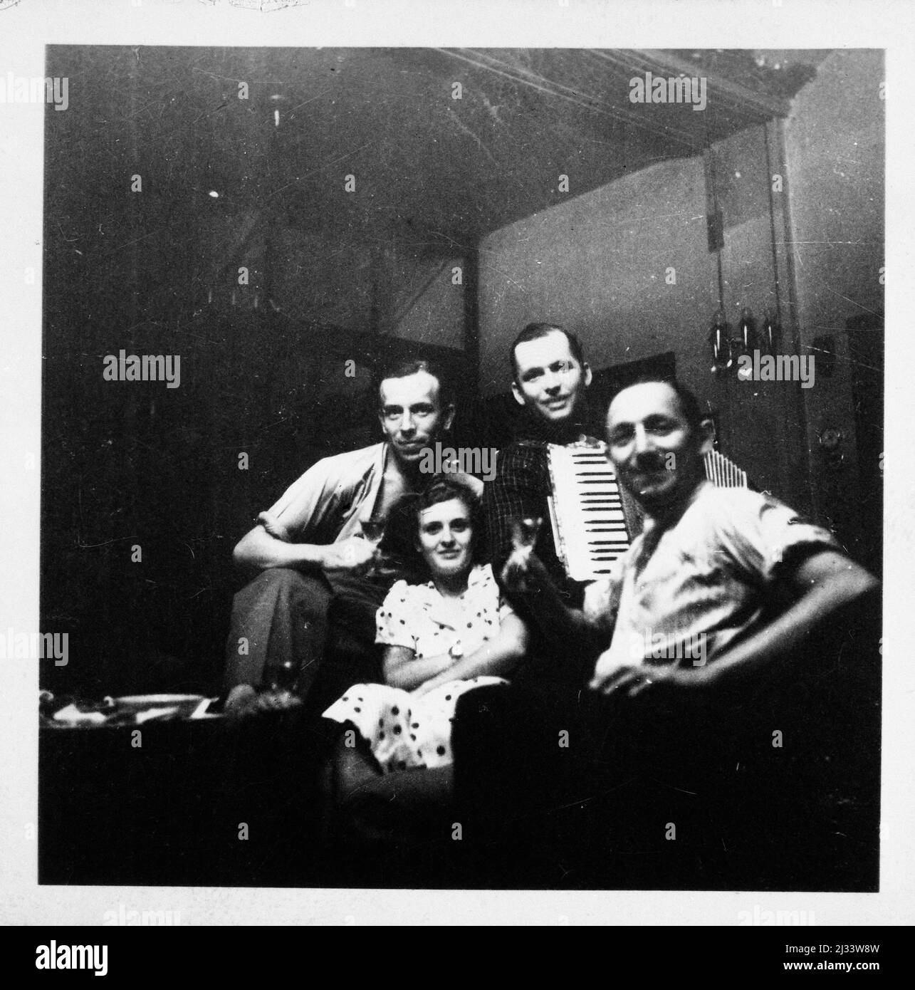 Auf der Fahrt und im foyer zu nächtlicher Stunde - sur le voyage et dans le foyer la nuit. Albums photo d'EVA Braun, env. 1913 - env. 1944. Ces albums sont attribués à Eva Braun (quatre sont revendiqués par son amie Herta Schneider, née Ostermeyer) et documentent sa vie de ca. 1913 à 1944. Il y a de nombreuses photos d'Eva, de ses sœurs et de leurs enfants, d'Herta Schneider et de ses enfants, ainsi que des photos des vacances d'Eva, des membres de sa famille et des amis. On y trouve également des photographies prises par et d'Eva Braun au chalet hitlérien Berghof (ou Kehlstein), des photographies d'Hitler et de son entou Banque D'Images