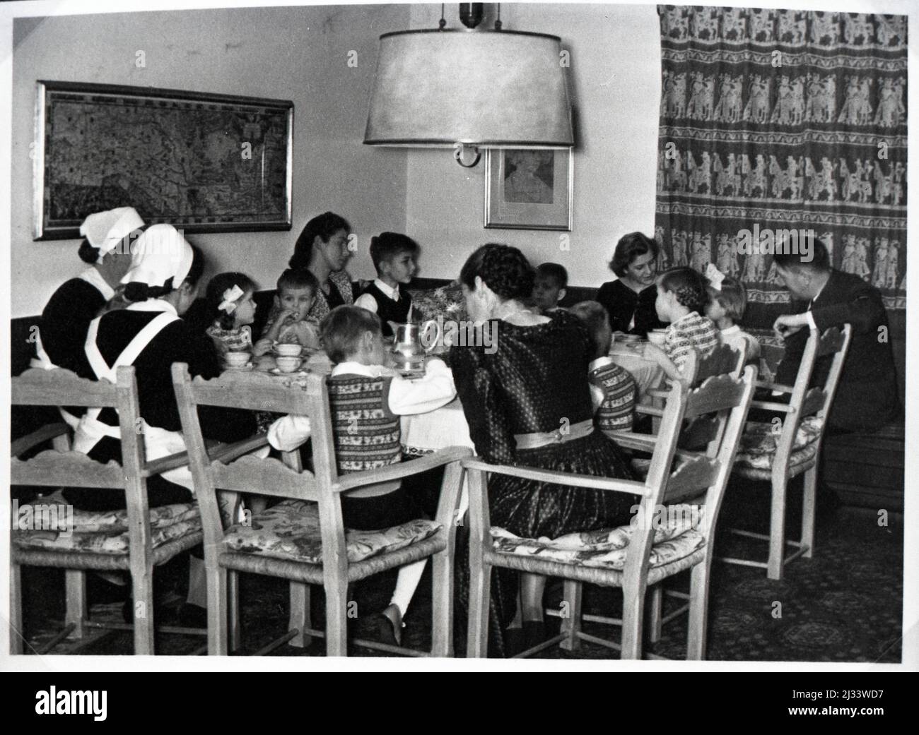 Bormanns und Speers - Kinder wünschen ein Gutes 1940 - Bormann et Speer - les enfants souhaitent un 1940 heureux. Albums photo d'EVA Braun, env. 1913 - env. 1944. Ces albums sont attribués à Eva Braun (quatre sont revendiqués par son amie Herta Schneider, née Ostermeyer) et documentent sa vie de ca. 1913 à 1944. Il y a de nombreuses photos d'Eva, de ses sœurs et de leurs enfants, d'Herta Schneider et de ses enfants, ainsi que des photos des vacances d'Eva, des membres de sa famille et des amis. On y trouve également des photographies prises par et d'Eva Braun au chalet hitlérien Berghof (ou Kehlstein), des photographies d'Hitler et de h Banque D'Images