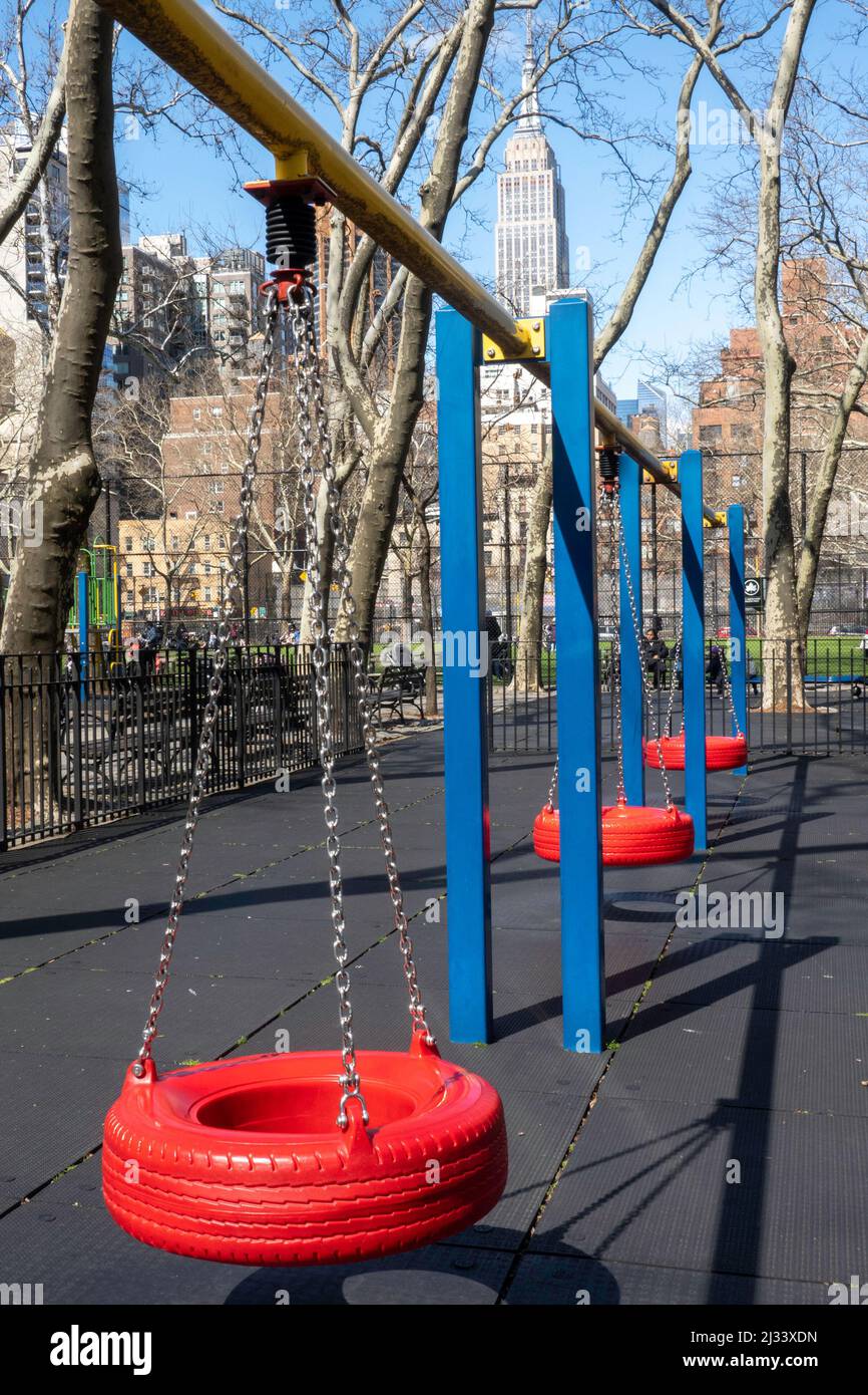 Le parc St. Varten possède un terrain de jeu public et est situé au-dessus du tunnel Midtown à New York City, USA 2022 Banque D'Images