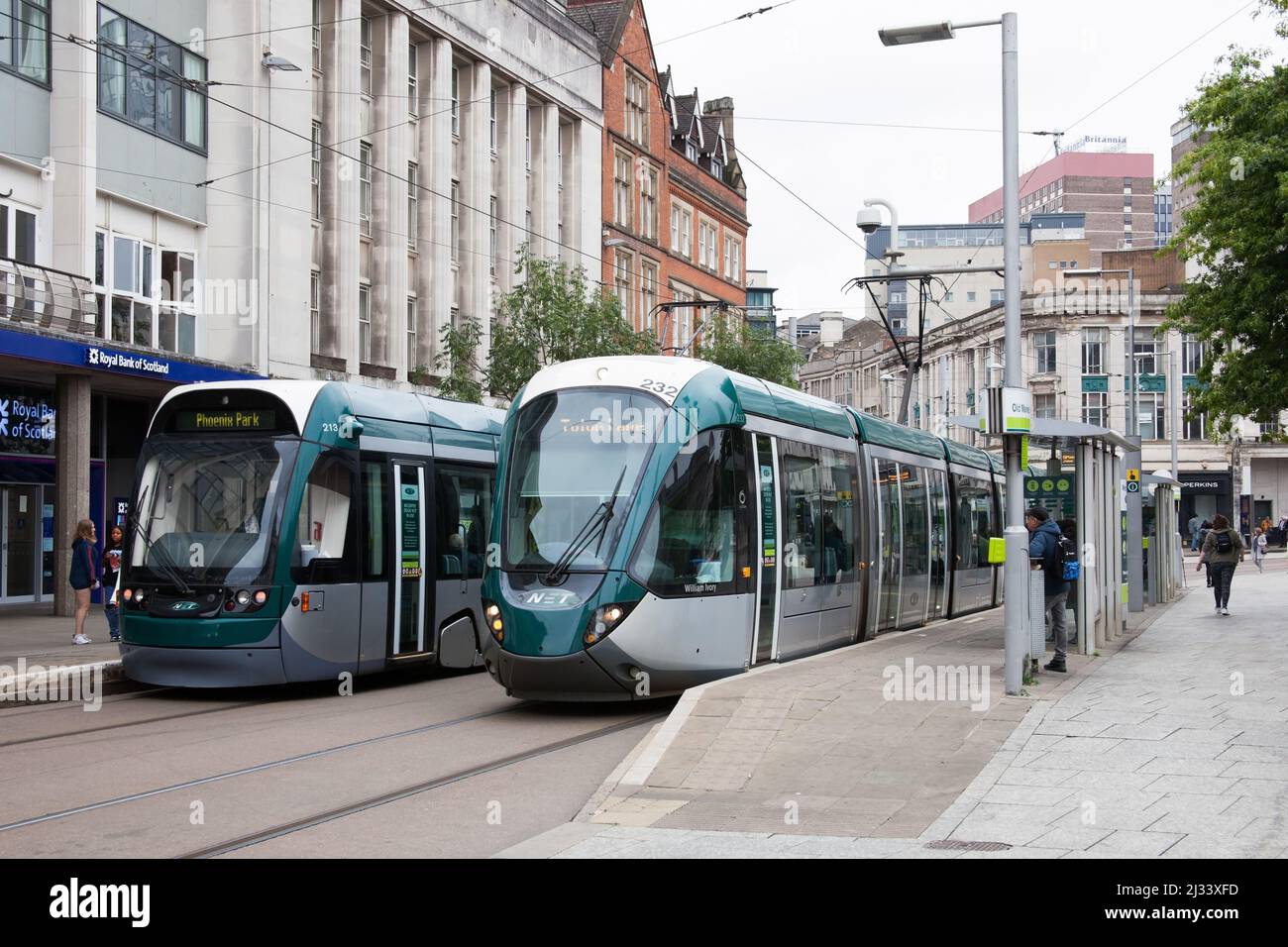 Un tramway sur South Parade dans le centre-ville de Nottingham, au Royaume-Uni Banque D'Images