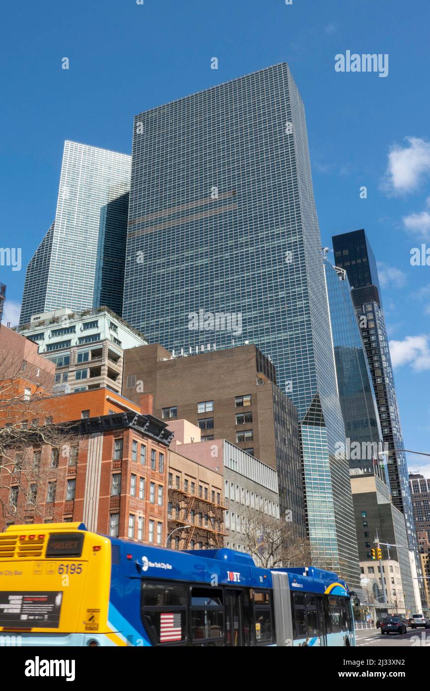 Un Plaza Hotel avec de plus petits bâtiments à Foreground, First Avenue, NYC, Etats-Unis, 2022 Banque D'Images