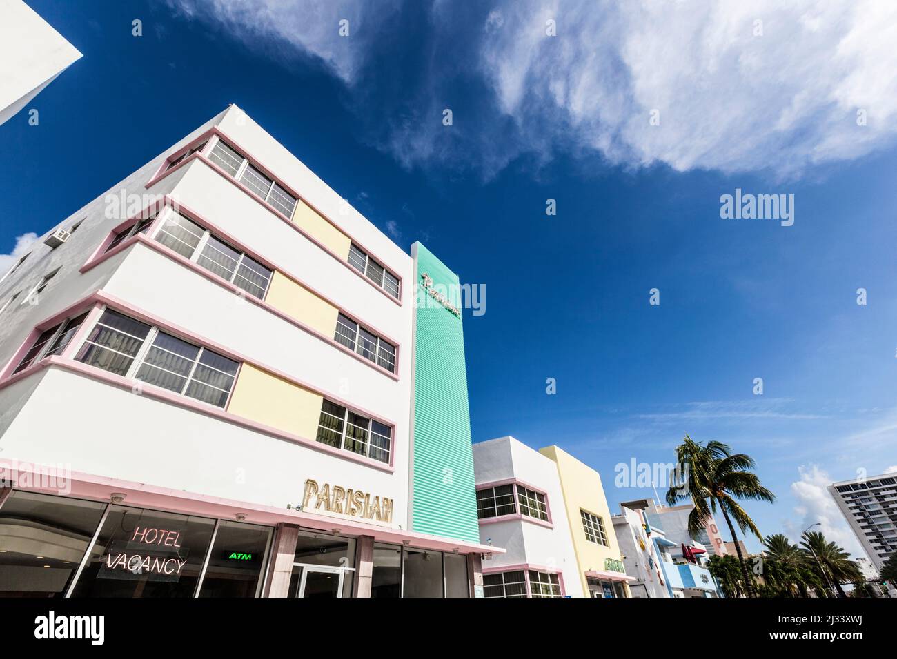 MIAMI, États-Unis - 5 AOÛT 2013 : façade de l'hôtel parisien, un ancien hôtel art déco situé à côté de l'océan, dans le quartier art déco de Miami. Banque D'Images